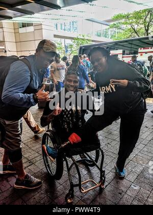 Les athlètes de l'armée (de gauche à droite) Le Sgt. Chris McGinnis, vétéran Ryan grands et de la CPS. Stephanie Morris arrivent à Chicago pour le DoD 2017 Jeux de guerrier. Banque D'Images