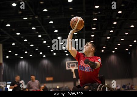 Le sergent du Corps des Marines. Mike Nicholson prend un tir pendant la pratique de basket-ball en fauteuil roulant pour le Département de la Défense 2017 Warrior de 2010 à Chicago, Illinois, le 29 juin 2017. La DoD Warrior Jeux sont un événement annuel permettant aux blessés, malades et blessés militaires et anciens combattants à la concurrence dans les sports paralympiques-style. Banque D'Images