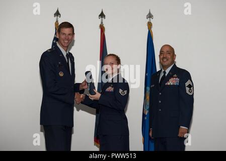 Le sergent de l'US Air Force. Cassandra Eichelberger, 36e Escadron de soutien de la Force aérienne, est reconnu pour la réalisation d'un collège communautaire de la Force aérienne degré par le Colonel Eric Turner, 36e Groupe de soutien de mission, commandant en chef et le sergent-chef. Aaron Sanchez, 36e MSG surintendant, le 29 juin 2017, à la base aérienne d'Andersen, Guam. Banque D'Images