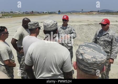 U.S. Air Force Tech. Le Sgt. Todd Alter, 554th Escadron Cheval Rouge trottoirs et de l'équipement de formation de réserve sous-officier responsable, parle avec les membres de la 8e Escadron de génie civil le 23 juin 2017, Kunsan Air Base, République de Corée. Le 8e Escadron de génie civil ont participé à la réparation des dommages de l'aérodrome la formation dans le cadre de l'exercice final de la formation Silver Flag tenue à Kunsan. Les forces de l'air américaine Pacific va maintenant se concentrer sur leurs aviateurs assurer trois ans devise Drapeau d'argent, avant d'arriver sur la péninsule coréenne, au lieu de mener la formation ici. Banque D'Images