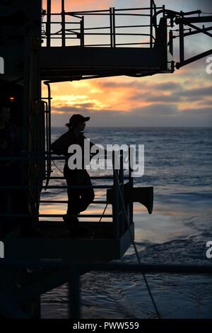 Océan Pacifique (27 juin 2017) Maître de Manœuvre Seaman Aisling Glover se tient après lookout regarder sur la plage arrière du porte-avions USS Theodore Roosevelt (CVN 71). Theodore Roosevelt est en cours au large de la côte de Californie du Sud. ( Banque D'Images