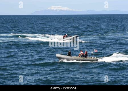 Océan Atlantique (25 juin 2017) - Les marins affectés à la classe Arleigh Burke destroyer lance-missiles USS James E. Williams (DDG 95), mener des opérations de sauvetage de petites embarcations, le 25 juin 2017. James E. Williams, home-porté à Norfolk, en Virginie, est sur un déploiement systématique de la sixième flotte américaine zone d'opérations à l'appui de la sécurité nationale des États-Unis en Europe. Banque D'Images
