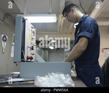 Les eaux au large de Guam (27 juin 2017) U.S. Marine Corps Cpl. Jose Ramirez, originaire de Dallas, s'occupe de l'entretien d'un produit chimique, biologique et radiologique test kit à bord du porte-avions USS Nimitz (CVN 68) Juin 27, 2017, dans l'océan Pacifique. Nimitz est actuellement en cours sur une période de la 7e flotte zone d'opérations. La Marine américaine a patrouillé les Indo-Asia régulièrement du Pacifique pendant plus de 70 ans la promotion de la paix et la sécurité régionales. ( Banque D'Images