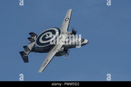 Océan Atlantique (26 juin 2017) Un E2-C Hawkeye et d'alerte précoce des aéronefs d'attaque attribuée à l'crewtops» Système aéroporté de détection lointaine de l'Escadron (VAW) 123 survole le porte-avions USS Dwight D. Eisenhower (CVN 69). Le navire est en cours pendant la phase de maintien en puissance de la flotte optimisée Plan d'intervention. ( Banque D'Images