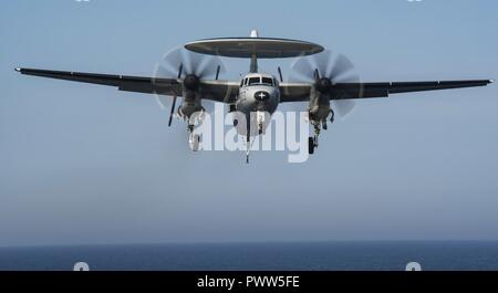 Océan Atlantique (26 juin 2017) Un E2-C Hawkeye et d'alerte précoce des aéronefs d'attaque attribuée à l'crewtops» Système aéroporté de détection lointaine de l'Escadron (VAW) 123 survole le porte-avions USS Dwight D. Eisenhower (CVN 69). Le navire est en cours pendant la phase de maintien en puissance de la flotte optimisée Plan d'intervention. ( Banque D'Images