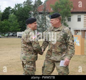 Kaiserslautern, Allemagne - Le Maj Gen Duane A. Gamble, 21e commandant sortant TSC générale accueille le général de Steven A. Shapiro comme nouveau général commandant la 21e pour TSC, le 30 juin, dans une cérémonie de passation de commandement tenue le Daenner Kaserne. Banque D'Images