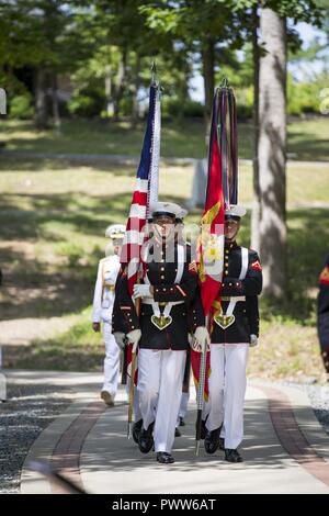 Les Marines américains avec Marine Barracks Washington, 8e peloton de cérémonie d et sur mars les couleurs lors d'une cérémonie de dépôt de gerbes au Jangjin (Réservoir de Chosin) Memorial, le National Museum of the Marine Corps, Triangle, en Virginie, le 28 juin 2017. Le président de la République de Corée du Sud, Moon Jae-In a visité le site d'honorer le service et le sacrifice du coréen et American service members pendant une bataille importante et l'une des plus grandes missions humanitaires au cours de la guerre de Corée. Banque D'Images