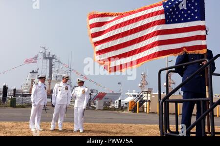 La partie officielle se prépare à participer à l'actif des garde-côtes changer de commandement cérémonie tenue à Air Station Port Angeles, Washington, le 30 juin 2017. Corvette de la Garde côtière canadienne. Christofer L. German soulagé la Cmdr. Benjamin D. Berg, à titre de commandant de l'actif, un 210 pieds coupe-homeported endurance moyenne à Port Angeles. Banque D'Images