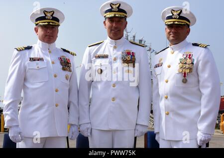 Sur la photo (de gauche à droite) est le Cmdr. Christofer L. allemand, le nouveau commandant de la garde-côtes arrière active, Adm. Pat DeQuattro, zone du Pacifique et commandant adjoint de la Corvette. Benjamin D. Berg, l'ancien commandant de l'actif, sur scène au cours d'un changement de commandement cérémonie tenue à la station aérienne de la Garde côtière à Port Angeles, Washington, le 30 juin 2017. L'allemand a déjà été affecté en tant que directeur général de les garde-côte de Mellon, une grande endurance cutter accueil port de Seattle. Banque D'Images