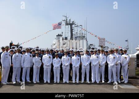 L'équipage stationnés à bord du garde-côte de pose active pour une photo de groupe après le changement de commandement cérémonie tenue à la station aérienne de la Garde côtière à Port Angeles, Washington, le 30 juin 2017. Corvette de la Garde côtière canadienne. Christofer L. German soulagé la Cmdr. Benjamin D. Berg, à titre de commandant de l'actif après d'être stationné à bord du navire pendant deux ans. Banque D'Images