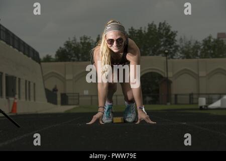 Vétéran de l'armée le s.. Megan Grudzinski pose pour une photo en blocs de départ au cours de la pratique de la département de la Défense 2017 Warrior de 2010 à Chicago, Illinois le 30 juin 2017. La DoD Warrior Jeux sont un événement annuel permettant aux blessés, malades et blessés militaires et anciens combattants à la concurrence dans les sports paralympiques-style. Banque D'Images