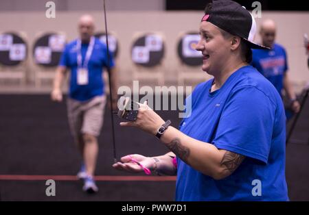 Vétéran de l'US Air Force Hannah Stolberg, ex-aviateurs supérieurs des marchés de Las Cruces, N.M., les soldes d'une flèche au cours de la pratique de tir à l'ARC en prévision de la 2017 Warrior Jeux à Place-Lakeside McCormick Center, Chicago, Ill., 30 juin 2017. Les jeux de cette année aura lieu entre le 30 juin et le 8 juillet, et prendre part à divers endroits à travers la ville de Chicago. Stolberg est également membre de l'équipe de natation de l'Armée de l'air qui seront en compétition dans les jeux. Banque D'Images