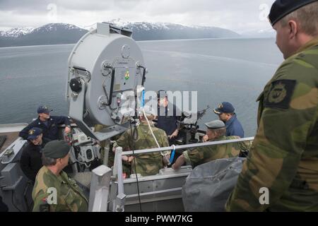 TROMSØ, NORVÈGE (28 juin 2017) Le Cmdr. Bryan Gallo, commandant de la classe Arleigh Burke destroyer lance-missiles USS Ross (DDG 71), donner aux officiers de la Garde côtière norvégienne Home, district 16, une visite du navire tandis que la location à Tromsø, Norvège, le 28 juin 2017. Ross, l'avant-déployé à Rota, Espagne, mène des opérations navales dans la sixième flotte américaine zone d'opérations à l'appui de la sécurité nationale des États-Unis en Europe et en Afrique. ( Banque D'Images