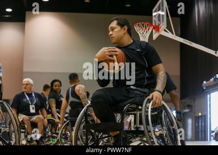 Vétéran de l'armée américaine Temple Pradorrey, Jared de Joint Base San Antonio, TX., pratiques pour la compétition de basket-ball en fauteuil roulant pour le ministère de la Défense 2017 Warrior Jeux à Chicago, Illinois, le 29 juin 2017. La DOD Warrior Jeux sont un événement annuel permettant aux blessés, malades et blessés militaires et anciens combattants au style paralympiques sports comme le tir à l'arc, randonnée à vélo, terrain, tir, le volleyball assis, natation, athlétisme et de basket-ball en fauteuil roulant. Banque D'Images