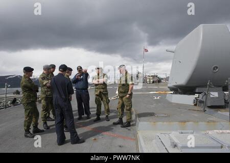 TROMSO, Norvège (28 juin 2017) Le Cmdr. Bryan Gallo, commandant de la classe Arleigh Burke destroyer lance-missiles USS Ross (DDG 71), donner aux officiers de la Garde côtière norvégienne Home, district 16, une visite du navire à Tromsø, Norvège. Ross est l'avant-déployé à Rota, en Espagne, en effectuant des opérations navales dans la sixième flotte américaine zone d'opérations à l'appui de la sécurité nationale des États-Unis en Europe et en Afrique. ( Banque D'Images