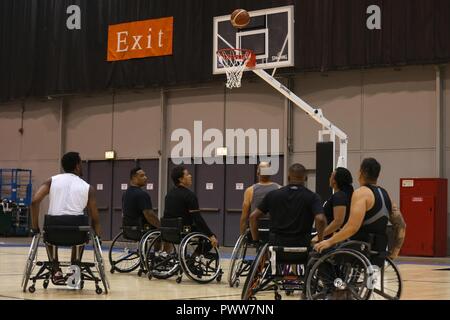 Les soldats de l'armée américaine et les anciens combattants pratique pour la compétition de basket-ball en fauteuil roulant pour le ministère de la Défense 2017 Warrior Jeux à Chicago, Illinois, le 29 juin 2017. La DOD Warrior Jeux sont un événement annuel permettant aux blessés, malades et blessés militaires et anciens combattants au style paralympiques sports comme le tir à l'arc, randonnée à vélo, terrain, tir, le volleyball assis, natation, athlétisme et de basket-ball en fauteuil roulant. Banque D'Images