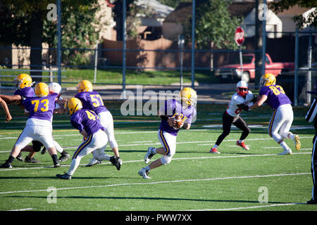 Cretin-Durham Hall High School football quarterback prêt à passez le ballon vers le bas domaine jouant contre Stillwater High School. St Paul Minnesota MN USA Banque D'Images