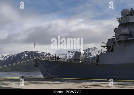TROMSØ, NORVÈGE (28 juin 2017) La classe Arleigh Burke destroyer lance-missiles USS Ross (DDG 71) amarré à Tromso, Norvège, le 28 juin 2017. Ross, l'avant-déployé à Rota, Espagne, mène des opérations navales dans la sixième flotte américaine zone d'opérations à l'appui de la sécurité nationale des États-Unis en Europe et en Afrique. ( Banque D'Images