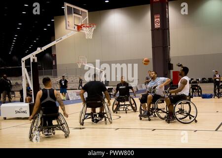 Les soldats de l'armée américaine et la pratique des exercices d'anciens combattants de basket-ball en fauteuil roulant pour le ministère de la Défense 2017 Warrior Jeux à Chicago, Illinois, le 29 juin 2017. La DOD Warrior Jeux sont un événement annuel permettant aux blessés, malades et blessés militaires et anciens combattants au style paralympiques sports comme le tir à l'arc, randonnée à vélo, terrain, tir, le volleyball assis, natation, athlétisme et de basket-ball en fauteuil roulant. Banque D'Images