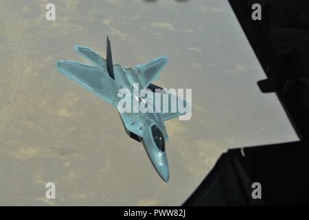 Le brig. Le général Charles S. Corcoran se détache d'un KC-10 Extender après son ravitaillement F-22A Raptor lors d'une sortie sur l'Irak, le 30 juin 2017. Corcoran a volé son fini avec le commandement central de l'US Air Force Le Général commandant Jeffrey L. Harrigian à l'appui de groupe Force-Operation résoudre inhérente et la lutte contre l'ISIS. Banque D'Images