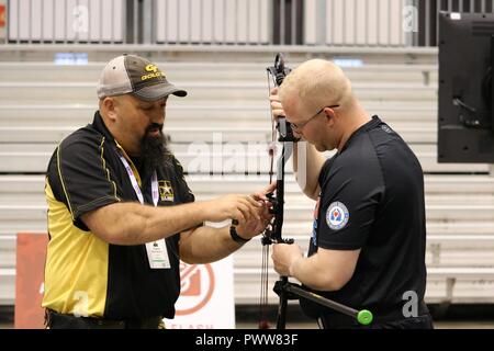 Tir à l'Armée de l'équipe coach Frank Barroquiero aide U.S. Army National Guard de la CPS. Jay Marquiss avec la vue de cet arc à poulies avant une session de formation, le 29 juin, au centre des congrès de McCormick Place, Chicago, Illinois, pour le ministère de la Défense 2017 Jeux de guerrier. La DOD Warrior Jeux sont une compétition sportive adaptative des blessés, des malades et des blessés militaires et anciens combattants. Quelque 265 athlètes représentant les équipes de l'Armée, Marine Corps, la marine, la Force aérienne, Commandement des opérations spéciales, les Forces armées du Royaume-Uni, et la Force de défense australienne s'affronteront le 30 juin - 8 juillet Banque D'Images