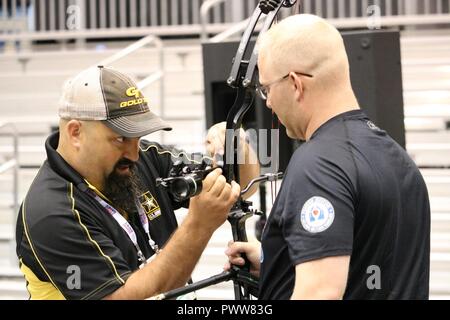 Tir à l'Armée de l'équipe coach Frank Barroquiero aide U.S. Army National Guard de la CPS. Jay Marquiss avec la vue de cet arc à poulies avant une session de formation, le 29 juin, au centre des congrès de McCormick Place, Chicago, Illinois, pour le ministère de la Défense 2017 Jeux de guerrier. La DOD Warrior Jeux sont une compétition sportive adaptative des blessés, des malades et des blessés militaires et anciens combattants. Quelque 265 athlètes représentant les équipes de l'Armée, Marine Corps, la marine, la Force aérienne, Commandement des opérations spéciales, les Forces armées du Royaume-Uni, et la Force de défense australienne s'affronteront le 30 juin - 8 juillet Banque D'Images