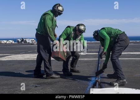 Océan Atlantique (25 juin 2017) marins lubrifier un câble sur le poste de pilotage à bord du porte-avions USS Dwight D. Eisenhower (CVN 69) (Ike). Ike est en cours pendant la phase de maintien en puissance de la flotte (Plan d'intervention optimisés OFRP). ( Banque D'Images