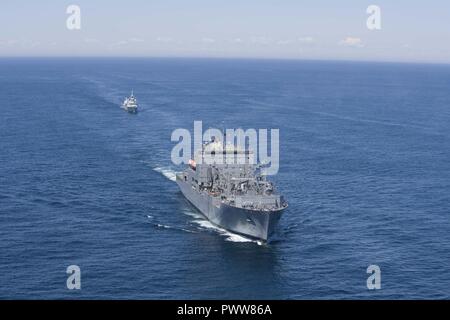 Océan Atlantique (27 juin 2017) La commande de transport maritime de marchandises militaires et munitions ship USNS Robert E. Peary (T-AKE 5) et de la Marine royale canadienne frégate NCSM Charlottetown (FFH 339) transit l'océan Atlantique au cours d'un exercice de la photo. Robert E. Peary est en cours d'un groupe bilatéral de la voile dans le cadre de la célébration de l'anniversaire du Canada 150. ( Banque D'Images