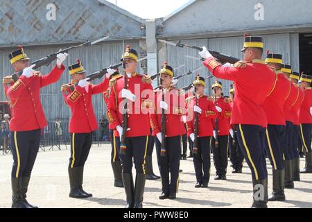 L'équipe de forage de la 30e Brigade de la Garde nationale roumaine de Mihai Viteazul effectue un exercice de routine à la cérémonie et des portes ouvertes Cérémonie à l'aéroport Otopeni près de Bucarest, Roumanie le 1 juillet 2017. L'équipe a été à l'aéroport pour soutenir la Force aérienne roumaine durant la cérémonie annuelle, qui est un spectacle aérien pour la fonction qui affiche la force et la compétence de l'armée roumaine. Les forces américaines ont également assisté à la cérémonie, qui a attiré visiteurs enthousiastes malgré des températures extrêmement élevées. Banque D'Images