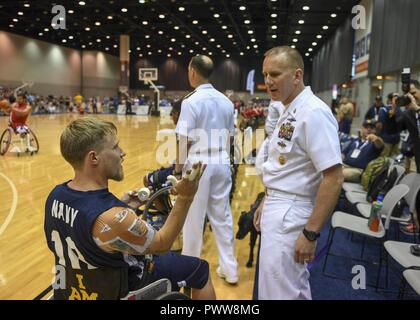 CHICAGO (1 juillet 2017) Master Chief Petty Officer de la Marine Steven Giordano 4400 Machiniste retraité visites 2e classe Joseph Engfer, de Ranchester, Wyo., avec Marine au cours de la Équipe 2017 Jeux de guerrier au McCormick Place de Chicago. La Marine de l'équipe est composée d'athlètes du guerrier blessé Marine - Safe Harbor, la seule organisation de la Marine de la coordination des soins non médicaux de gravement blessé, malade, blessé et les marins et les membres de la Garde côtière, en fournissant des ressources et du soutien à leurs familles. ( Banque D'Images