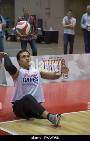 L'ARMÉE AMÉRICAINE Temple Pradorrey, Jared à partir de San Antonio, Texas., participe au concours pour le volleyball assis 2017 Ministère de la Défense Jeux de guerrier à Chicago, Ill., juillet, 1, 2017. La DOD Warrior Jeux sont un événement annuel permettant aux blessés, malades et blessés militaires et anciens combattants au style paralympiques sports comme le tir à l'arc, randonnée à vélo, terrain, tir, le volleyball assis, natation, athlétisme et de basket-ball en fauteuil roulant. Banque D'Images