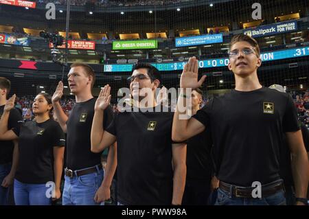 Dans le cadre d'une cérémonie d'enrôlement de masse, les futurs soldats du bataillon Recrutement Phoenix réciter le serment d'engagement, le 2 juillet, le Chase Field, Phoenix, avant un match entre les Diamondbacks de l'Arizona et le Colorado Rockies. Banque D'Images