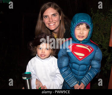 Maman avec ses trucs et astuces Halloween ou traite de Supergirl et Princesse Leia personnages en costume. St Paul Minnesota MN USA Banque D'Images