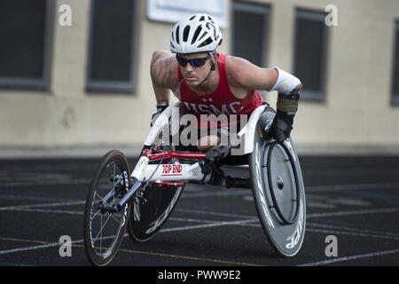 Le sergent vétéran du Corps des Marines. Mike Nicholson se prépare à lancer une chaise de roue pendant la course 2017 Ministère de la Défense Jeux de guerrier à Lane Technical College Preparatory High School de Chicago, 2 juillet 2017. La DoD Warrior Jeux sont un événement annuel permettant aux blessés, malades et blessés militaires et anciens combattants à la concurrence dans les sports paralympiques-style. Banque D'Images