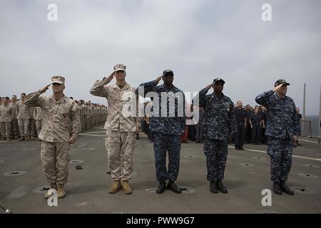 La mer d'Oman (1 juillet 2017) Les Marines et les marins militaires durant un jour de l'indépendance le respect à bord de l'USS Carter Hall (LSD 50), 1 juillet 2017. 24e Marine Expeditionary Unit est actuellement déployée dans la 5e flotte américaine zone d'opérations à l'appui d'opérations de sécurité maritime visant à rassurer les alliés et les partenaires et de préserver la liberté de navigation et la libre circulation du commerce dans la région. Banque D'Images