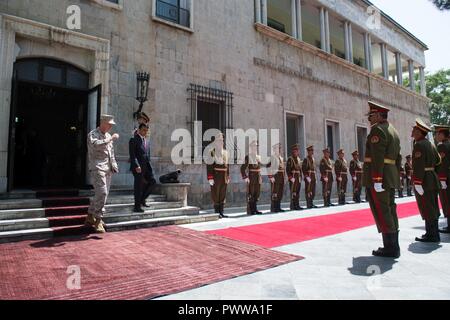 Le général du Corps des Marines américain Joseph F. Dunford, Jr., président de l'état-major interarmées, quitte le palais présidentiel après une rencontre avec le président Afghan, Ashraf Ghani, 28 juin 2017. Le général Dunford a parcouru tout le pays pour rencontrer des États-Unis, Coalition, et les dirigeants afghans. Banque D'Images