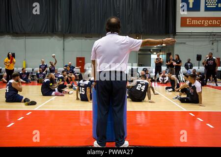 Les soldats de l'armée américaine et des anciens combattants pour la pratique du volley-ball assis concours pour le ministère de la Défense 2017 Warrior Jeux à Chicago, Illinois, le 30 juin 2017. La DOD Warrior Jeux sont un événement annuel permettant aux blessés, malades et blessés militaires et anciens combattants au style paralympiques sports comme le tir à l'arc, randonnée à vélo, terrain, tir, le volleyball assis, natation, athlétisme et de basket-ball en fauteuil roulant. Banque D'Images