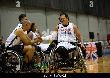 Vétéran de l'armée américaine Temple Pradorrey, Jared à partir de San Antonio, Texas., donne ses coéquipiers un haut-cinq au cours d'une pratique pour la compétition de basket-ball en fauteuil roulant pour le ministère de la Défense 2017 Warrior Jeux à Chicago, Illinois, le 30 juin 2017. La DOD Warrior Jeux sont un événement annuel permettant aux blessés, malades et blessés militaires et anciens combattants au style paralympiques sports comme le tir à l'arc, randonnée à vélo, terrain, tir, le volleyball assis, natation, athlétisme et de basket-ball en fauteuil roulant. Banque D'Images