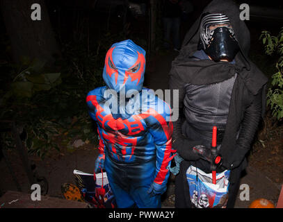 2099 Spider-Man et Dark Vador dans Halloween costumes visiter ma maison pour des trucs ou des friandises. St Paul Minnesota MN USA Banque D'Images