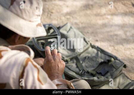 Un soldat de l'armée iraquienne ajuste un détecteur de métal Vallon pendant la formation à la détection des mines Besmaya complexe gamme l'Iraq, le 2 juillet 2017. Cette formation fait partie de la Force opérationnelle interarmées combinée globale - Fonctionnement résoudre inhérent à la mission de renforcer les capacités des partenaires qui se concentre sur la formation et de l'amélioration de la capacité des forces des combats en partenariat avec ISIS. Les GFIM-OIR est la Coalition mondiale pour vaincre ISIS en Iraq et en Syrie. Banque D'Images