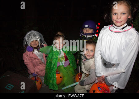 Groupe de jeunes en costume d'halloween les enfants trébuchent comme la Princesse Leia, fée, chevalier Jedi et joueur de football. St Paul Minnesota MN USA Banque D'Images