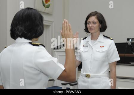 Comme (30 juin 2017) Clinique de santé navale (NHC) Corpus Christi Infirmière Exécutif (SNE), le Capitaine Kimberly Taylor, administre le serment au lieutenant Bretagne Garza, infirmière praticienne (FNP), au cours de sa cérémonie de promotion à la Naval Air Station Corpus Christi Chapelle protestante le 30 juin. ( Banque D'Images