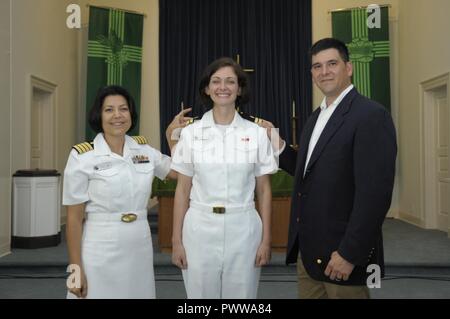 Comme (30 juin 2017) Clinique de santé navale (NHC) Corpus Christi Infirmière Exécutif (SNE), le capitaine Taylor, Kimberly et infirmière praticienne (FNP) Le lieutenant Bretagne Garza avec son mari, Jose Garza, pendant la promo cérémonie à la Naval Air Station Corpus Christi Chapelle protestante le 30 juin. ( Banque D'Images