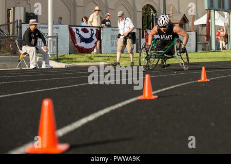 Vétéran de l'armée américaine Temple Pradorrey, Jared à partir de San Antonio, Texas., en concurrence pour la compétition cycliste pour le ministère de la Défense 2017 Warrior Jeux à Chicago, Illinois, le 2 juillet 2017. La DOD Warrior Jeux sont un événement annuel permettant aux blessés, malades et blessés militaires et anciens combattants au style paralympiques sports comme le tir à l'arc, randonnée à vélo, terrain, tir, le volleyball assis, natation, athlétisme et de basket-ball en fauteuil roulant. Banque D'Images