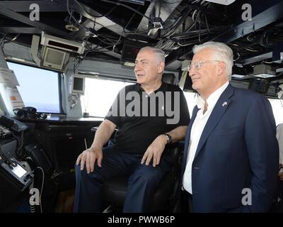 Ambassadeur des États-Unis en Israël David Friedman et commandant des Forces navales des États-Unis, l'Europe et l'Afrique Adm. Michelle Howard, a accueilli le Premier ministre israélien Benjamin Netanyahu à bord de la classe Nimitz USS George H. W. Bush (CVN 77), ancré au large de la côte de Haïfa, Israël, le lundi 3 juillet 2017. Le Premier Ministre Netanyahu a été accompagné par le ministre des Transports Israël Katz, maire de Haïfa, Yona Yahav, et sous-chef d'état-major de Tsahal, le général Aviv Kochavi. Le Premier Ministre Netanyahu et la délégation israélienne ont visité le navire par Adm arrière. Kenneth Whitesell, commandant du Groupe aéronaval 2, un Banque D'Images