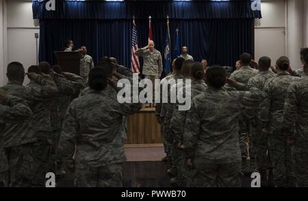 Le Major de l'US Air Force Tyler Hess, 39e Escadron Contrôleur nouveau commandant, rend son premier saluer, en tant que commandant, à 39e CPTS aviateurs, 26 juin 2017, à la base aérienne d'Incirlik, en Turquie. Une cérémonie de passation de commandement est une tradition qui représente un transfert formel de l'autorité et de la responsabilité du commandant sortant au nouveau commandant. Banque D'Images