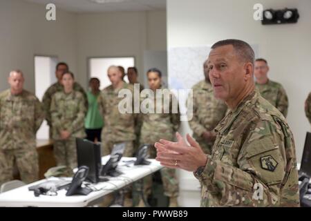 Le brig. Le général Steven Ainsworth, 7ème commande de soutien de mission général commandant la 21e et de soutien du théâtre de général commandant adjoint du commandement, les adresses des soldats dans le poste de commandement, le lundi 3 juillet 2017 à Novo Selo, région de formation au cours d'une cérémonie de promotion pour le Colonel Timothy Sumovich et le sergent. Mark Medina. Le 7ème CSM récemment mis en place le poste de commandement à l'appui du tuteur 17 Sabre. Banque D'Images