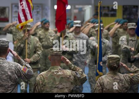 Les soldats de l'armée américaine, affectés à la multinationale sud bataille Group-East Poste de commandement, et les membres de la contingent turc dire adieu, au cours d'une cérémonie de transfert d'autorité sur le Camp Bondsteel, Kosovo, le 1er juillet. Ceux qui servent présentement dans le cadre du SCP MNBG-est sont l'abandon de commande pour les soldats de la Garde nationale de l'Armée du Mississippi du 1er bataillon du 185e Régiment d'aviation, qui ont déployé dans le cadre de force au Kosovo 23. Banque D'Images