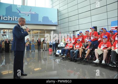 Le colonel Phil Heseltine, 22e Escadre de ravitaillement en vol, vice-commandant parle aux anciens combattants du Kansas 50 Vol à l'Aéroport National de Dwight D. Eisenhower, le 30 juin. Vol 50 Kansas honneur a soutenu trois anciens combattants de la Seconde Guerre mondiale, quatre anciens combattants de la guerre de Corée et 30 anciens combattants de la guerre du Vietnam pour voyager à Washington D.C. pour visiter les mémoriaux dédiés à la guerre ils ont servi en. Banque D'Images