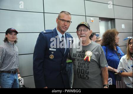 Le colonel Phil Heseltine, 22e Escadre de ravitaillement en vol, vice-commandant en vétéran de la guerre du Vietnam, l'Artilleur planche, à l'Aéroport National de Dwight D. Eisenhower, le 30 juin après la cérémonie en l'honneur de vétérans sur Kansas honneur 50 Vol. Plank a volé le F-4 Phantom et participé à un vol d'honneur l'année dernière. Banque D'Images